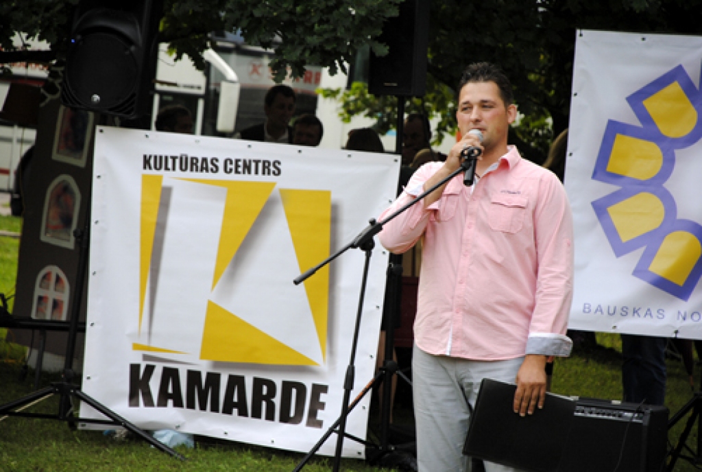 Bauskas novada otros svētkus pirmie sāka svinēt ļaudis Gailīšu pagasta Uzvarā. Pļavā pie lielā akmens piektdienas, 29. jūlija, vakarā pulcējās ap divi simti mazu un lielu svinētāju. Tika piedāvāta daudzveidīga koncertprogramma, atrakcijas...
Autors: Ivars Bogdanovs