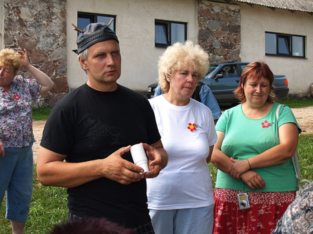 Pieredzes apmaiņas braucienā Madonas novada Bērzaunes un Vestienas pagastā Bauskas, Vecumnieku un Iecavas lauku saimnieces 21.jūlijā iepazina Baltijā lielāko trušu fermu, baudīja «kazu vīra» Raimonda Meldera atraktīvo uzstāšanos, uzrausās...
Autors: Antra Ērgle