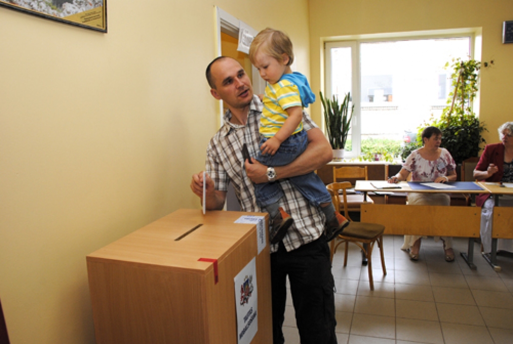Tautas nobalsošanā par 10.Saeimas atlaišanu 23.jūlijā piedalījušies 687304 jeb 44,56 procenti balsstiesīgo pilsoņu, liecina Centrālās vēlēšanu komisijas (CVK) apkopotā informācija. Ziņas ir apkopotas no visiem 950 Latvijas iecirkņiem. Par...
Autors: Ivars Bogdanovs