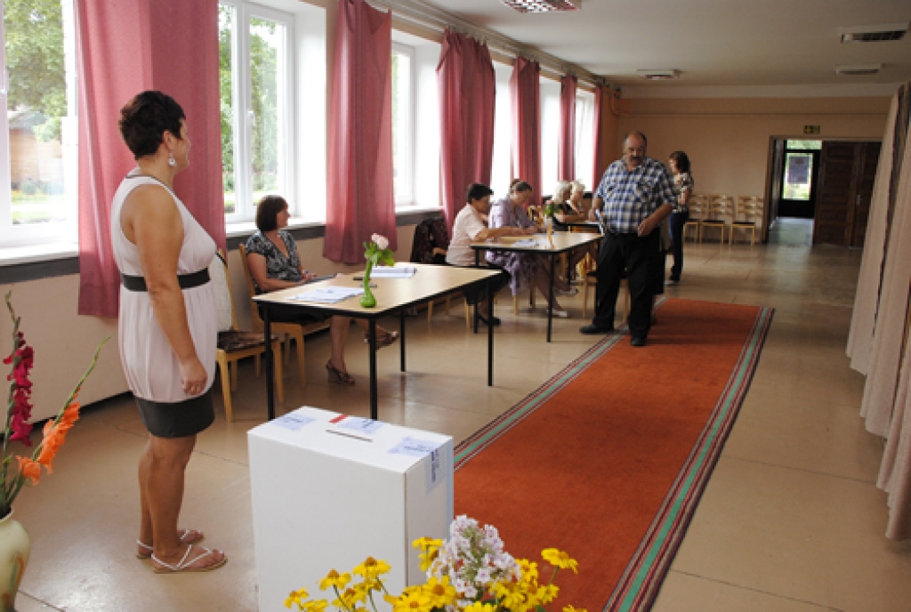 Tautas nobalsošanā par 10.Saeimas atlaišanu 23.jūlijā piedalījušies 687304 jeb 44,56 procenti balsstiesīgo pilsoņu, liecina Centrālās vēlēšanu komisijas (CVK) apkopotā informācija. Ziņas ir apkopotas no visiem 950 Latvijas iecirkņiem. Par...
Autors: Ivars Bogdanovs