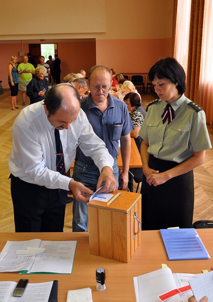 Tautas nobalsošanā par 10.Saeimas atlaišanu 23.jūlijā piedalījušies 687304 jeb 44,56 procenti balsstiesīgo pilsoņu, liecina Centrālās vēlēšanu komisijas (CVK) apkopotā informācija. Ziņas ir apkopotas no visiem 950 Latvijas iecirkņiem. Par...
Autors: Ivars Bogdanovs