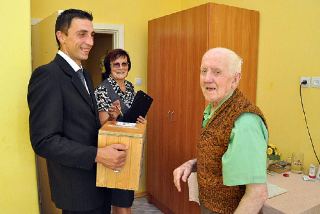 Tautas nobalsošanā par 10.Saeimas atlaišanu 23.jūlijā piedalījušies 687304 jeb 44,56 procenti balsstiesīgo pilsoņu, liecina Centrālās vēlēšanu komisijas (CVK) apkopotā informācija. Ziņas ir apkopotas no visiem 950 Latvijas iecirkņiem. Par...
Autors: Ivars Bogdanovs