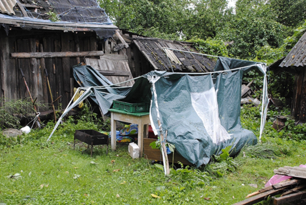 Pēc negaisa, kas Zemgalē plosījās 19. jūlijā pēc pusnakts, Bauskas un Vecumnieku novadā bez elektrības palika vairāki tūkstoši mājsaimniecību. Nogāzti, pat ar saknēm izrauti simtiem koku.