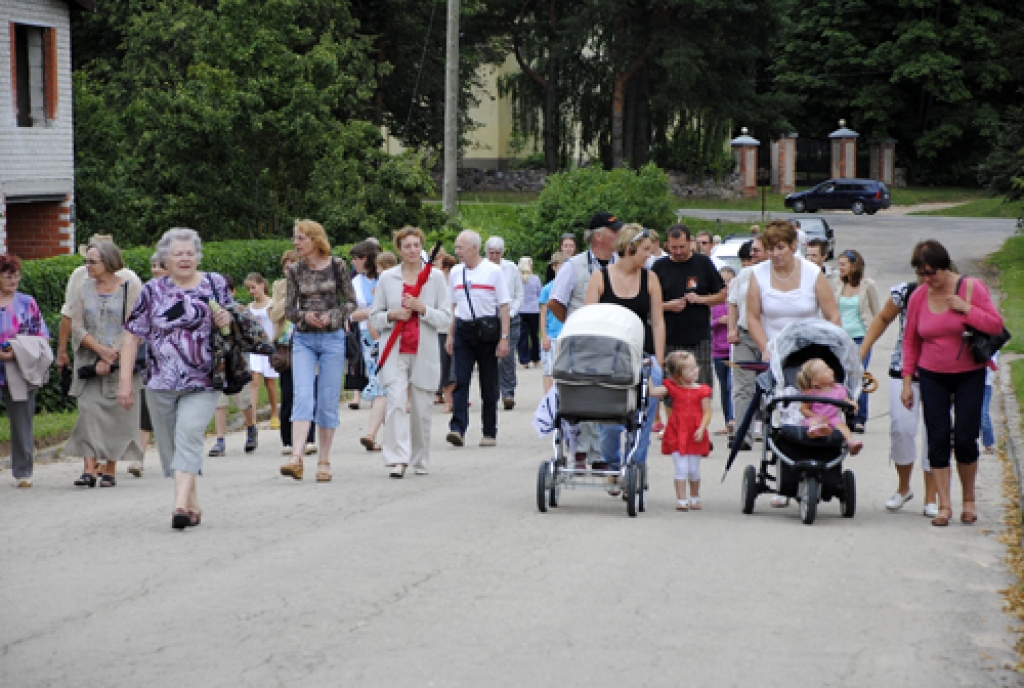 Vecumniekos 16.jūlijs bija dažādām aktivitātēm piepildīta diena. Pirmo reizi rīkotie Kalna ielas svētki Vecumniekos, kas pulcēja aptuveni pussimt interesentu, arī labi iekļāvās tradicionālo svinību – jau sesto Liliju svētku – programmā....
Autors: Ivars Bogdanovs