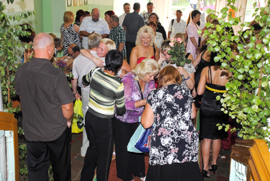 Svitenes pamatskola 9. jūlijā svinēja 175 gadu jubileju, un to apciemoja cilvēki, kuri šai vietai ir bijuši un jūtas piederīgi. Bija daudz atmiņu, plašs koncerts un sirsnīgas sarunas.
Autors: Juris Iļņickis