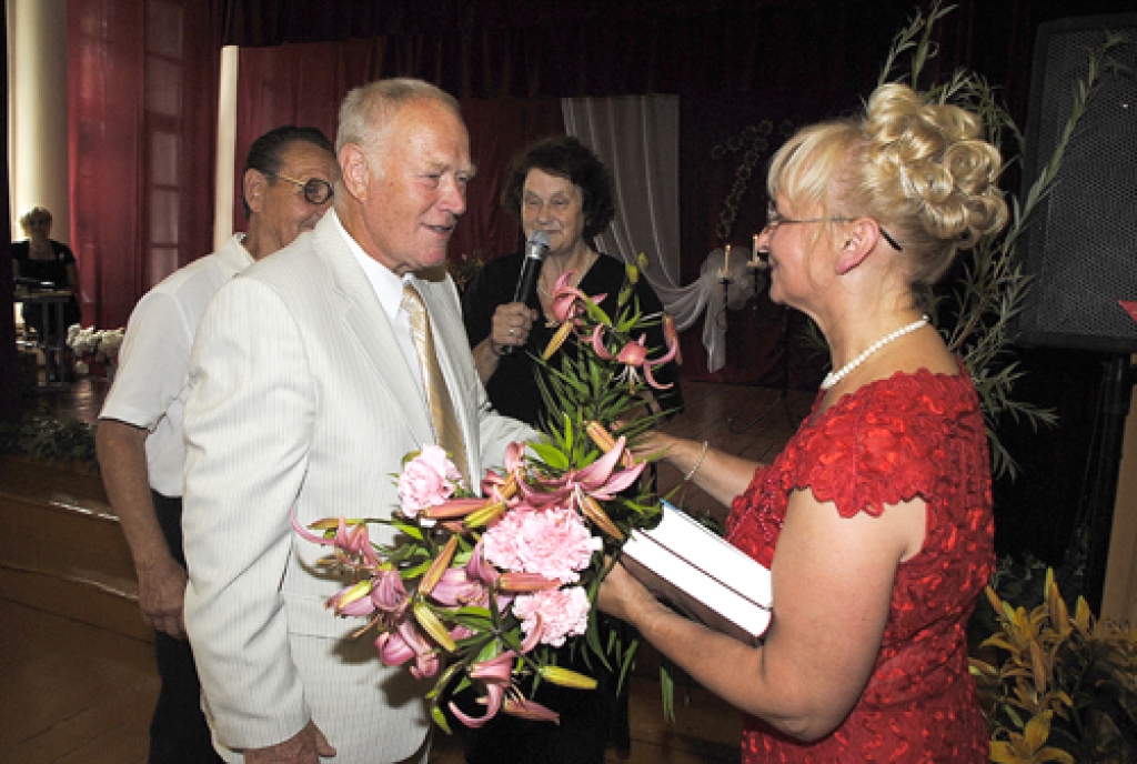 Svitenes pamatskola 9. jūlijā svinēja 175 gadu jubileju, un to apciemoja cilvēki, kuri šai vietai ir bijuši un jūtas piederīgi. Bija daudz atmiņu, plašs koncerts un sirsnīgas sarunas.
Autors: Juris Iļņickis