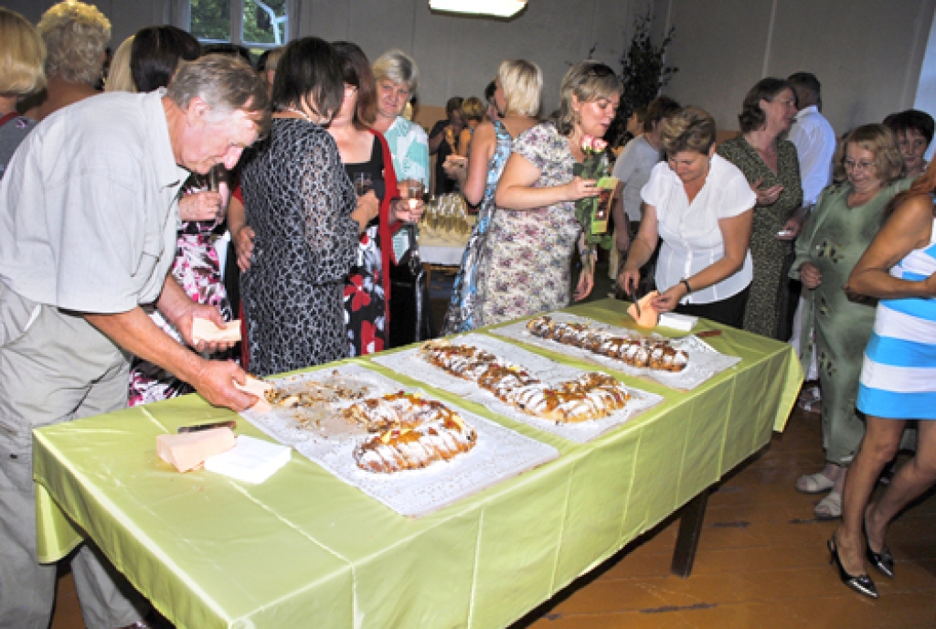 Svitenes pamatskola 9. jūlijā svinēja 175 gadu jubileju, un to apciemoja cilvēki, kuri šai vietai ir bijuši un jūtas piederīgi. Bija daudz atmiņu, plašs koncerts un sirsnīgas sarunas.
Autors: Juris Iļņickis