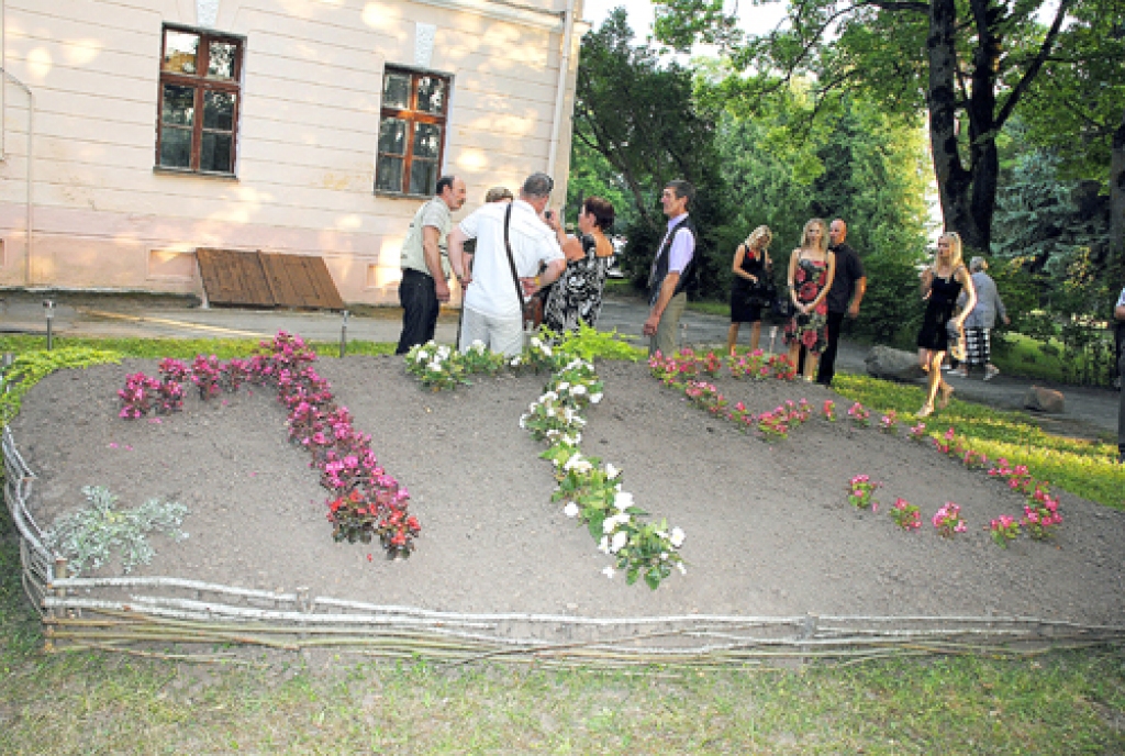 Svitenes pamatskola 9. jūlijā svinēja 175 gadu jubileju, un to apciemoja cilvēki, kuri šai vietai ir bijuši un jūtas piederīgi. Bija daudz atmiņu, plašs koncerts un sirsnīgas sarunas.
Autors: Juris Iļņickis