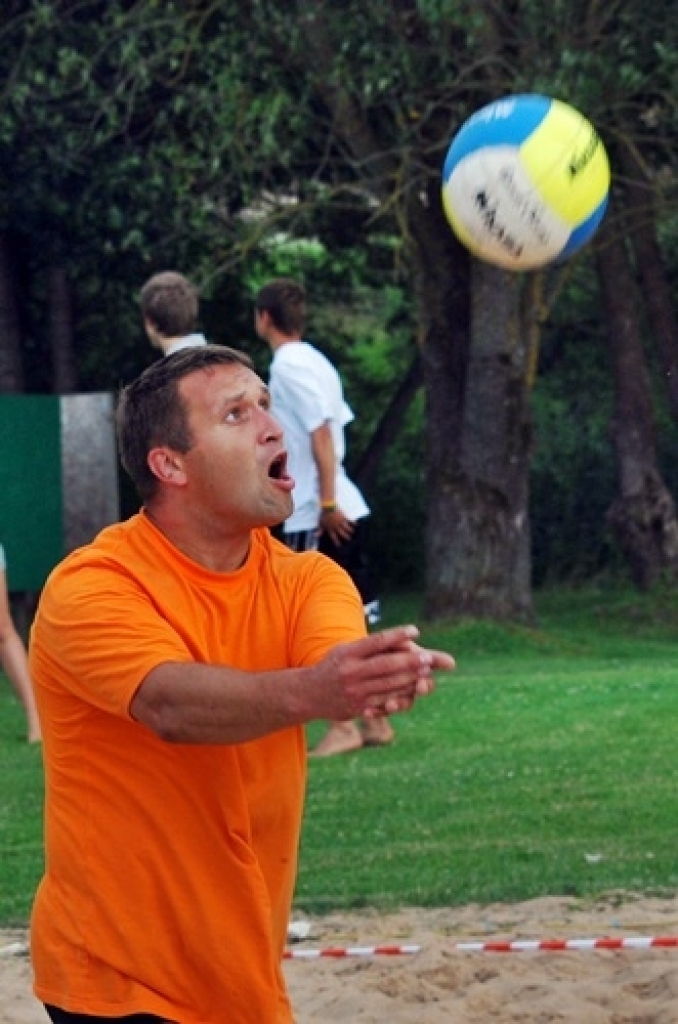 Iecavas novada «Spirtniekos» notika Iecavas novada sporta skolas «Dartija» rīkotais smilšu volejbola turnīrs. Piedalījās 15 komandu, 31 dalībnieks. Par šī gada turnīra uzvarētājiem 6.jūlijā kļuva «Viestarti» - Mārcis Eglītis un Aigars...
Autors: Uldis Varnevičs