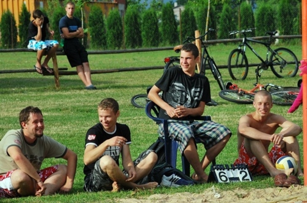 Iecavas novada «Spirtniekos» notika Iecavas novada sporta skolas «Dartija» rīkotais smilšu volejbola turnīrs. Piedalījās 15 komandu, 31 dalībnieks. Par šī gada turnīra uzvarētājiem 6.jūlijā kļuva «Viestarti» - Mārcis Eglītis un Aigars...
Autors: Uldis Varnevičs