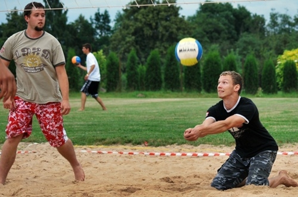 Iecavas novada «Spirtniekos» notika Iecavas novada sporta skolas «Dartija» rīkotais smilšu volejbola turnīrs. Piedalījās 15 komandu, 31 dalībnieks. Par šī gada turnīra uzvarētājiem 6.jūlijā kļuva «Viestarti» - Mārcis Eglītis un Aigars...
Autors: Uldis Varnevičs