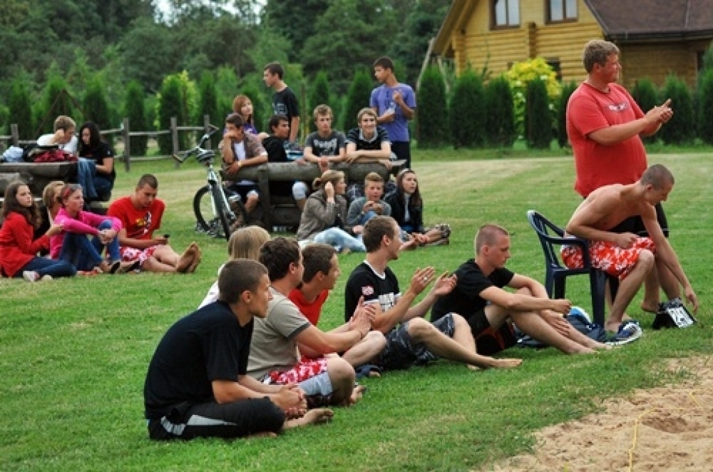 Iecavas novada «Spirtniekos» notika Iecavas novada sporta skolas «Dartija» rīkotais smilšu volejbola turnīrs. Piedalījās 15 komandu, 31 dalībnieks. Par šī gada turnīra uzvarētājiem 6.jūlijā kļuva «Viestarti» - Mārcis Eglītis un Aigars...
Autors: Uldis Varnevičs