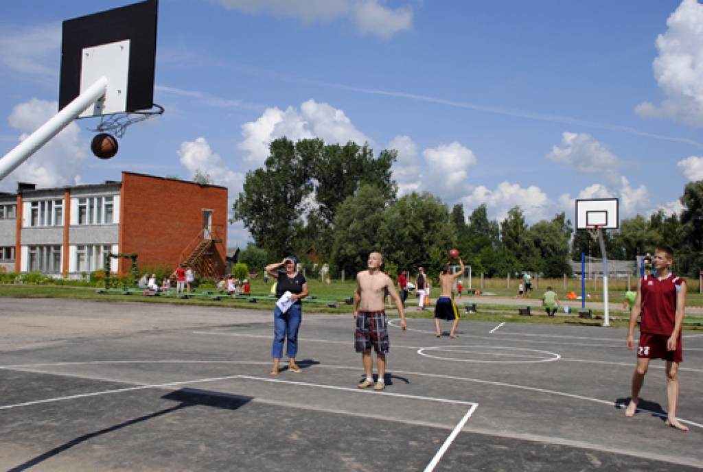 Rundāles novada Viesturos 8.jūlijā atklāts atjaunotais sporta laukums. Nelīdzenas pļavas vietā iekārtots futbola laukums ar vārtiem, jauns asfalta segums uzklāts esošajam basketbola laukumam, pilnībā atjaunots pludmales volejbola spēles...
Autors: Ivars Bogdanovs