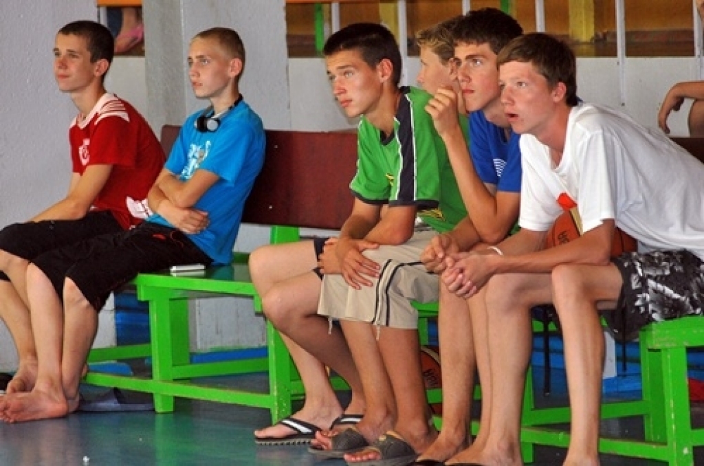 Latvijas U-16 izlases basketbolisti 5. jūlija vakarā Bauskā, sporta namā «Mēmele», pārliecinoši sagrāva Somijas līdzaudžus ar rezultātu 79:49. Bet otrajā spēlē 6. jūlija vakarā Latvijas izlase Bauskā zaudēja somiem ar 59:67.
Izlasi spēlēm...
Autors: Uldis Varnevičs