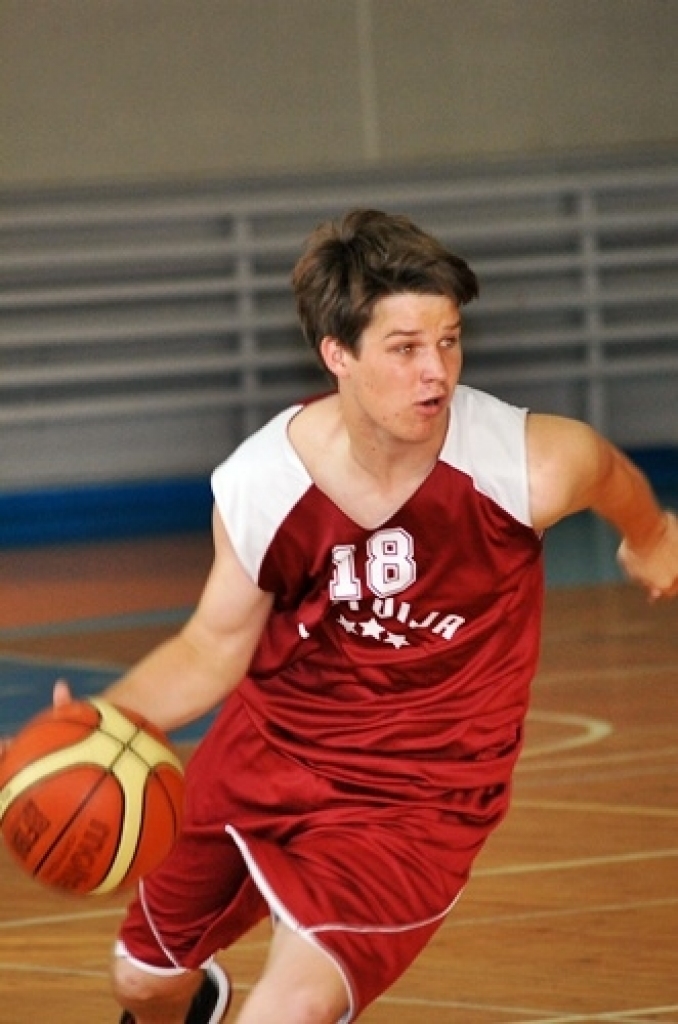 Latvijas U-16 izlases basketbolisti 5. jūlija vakarā Bauskā, sporta namā «Mēmele», pārliecinoši sagrāva Somijas līdzaudžus ar rezultātu 79:49. Bet otrajā spēlē 6. jūlija vakarā Latvijas izlase Bauskā zaudēja somiem ar 59:67.
Izlasi spēlēm...
Autors: Uldis Varnevičs