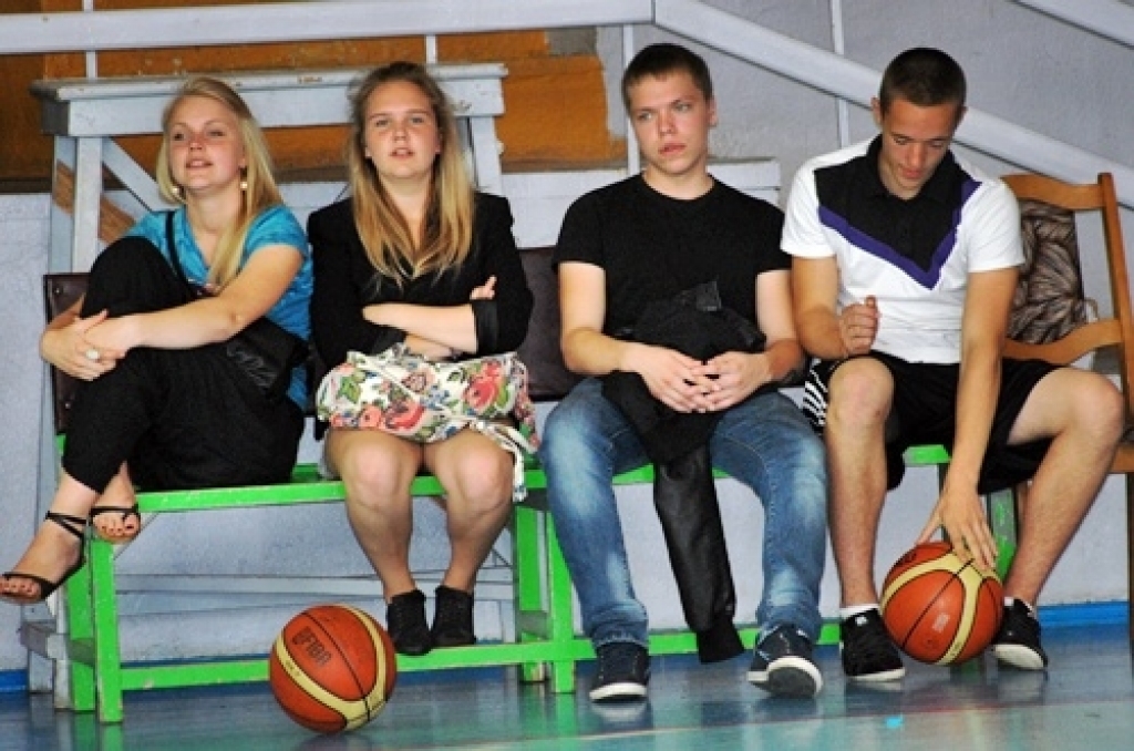 Latvijas U-16 izlases basketbolisti 5. jūlija vakarā Bauskā, sporta namā «Mēmele», pārliecinoši sagrāva Somijas līdzaudžus ar rezultātu 79:49. Bet otrajā spēlē 6. jūlija vakarā Latvijas izlase Bauskā zaudēja somiem ar 59:67.
Izlasi spēlēm...
Autors: Uldis Varnevičs
