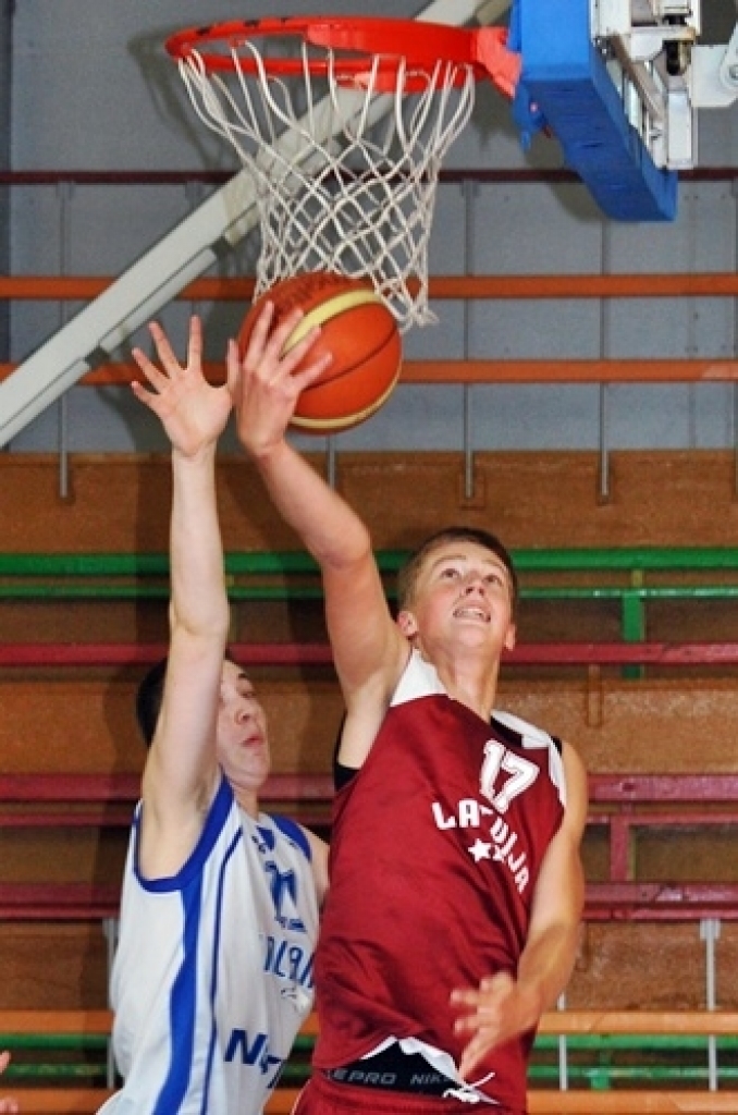 Latvijas U-16 izlases basketbolisti 5. jūlija vakarā Bauskā, sporta namā «Mēmele», pārliecinoši sagrāva Somijas līdzaudžus ar rezultātu 79:49. Bet otrajā spēlē 6. jūlija vakarā Latvijas izlase Bauskā zaudēja somiem ar 59:67.
Izlasi spēlēm...
Autors: Uldis Varnevičs