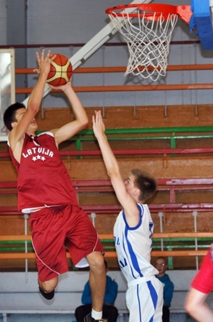 Latvijas U-16 izlases basketbolisti 5. jūlija vakarā Bauskā, sporta namā «Mēmele», pārliecinoši sagrāva Somijas līdzaudžus ar rezultātu 79:49. Bet otrajā spēlē 6. jūlija vakarā Latvijas izlase Bauskā zaudēja somiem ar 59:67.
Izlasi spēlēm...
Autors: Uldis Varnevičs