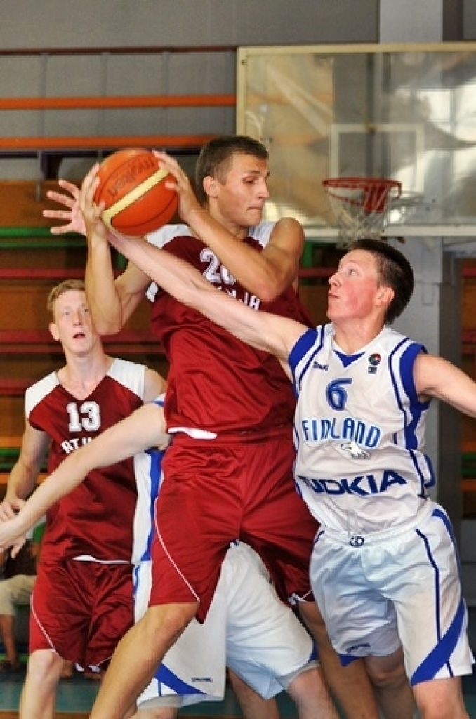 Latvijas U-16 izlases basketbolisti 5. jūlija vakarā Bauskā, sporta namā «Mēmele», pārliecinoši sagrāva Somijas līdzaudžus ar rezultātu 79:49. Bet otrajā spēlē 6. jūlija vakarā Latvijas izlase Bauskā zaudēja somiem ar 59:67.
Izlasi spēlēm...
Autors: Uldis Varnevičs