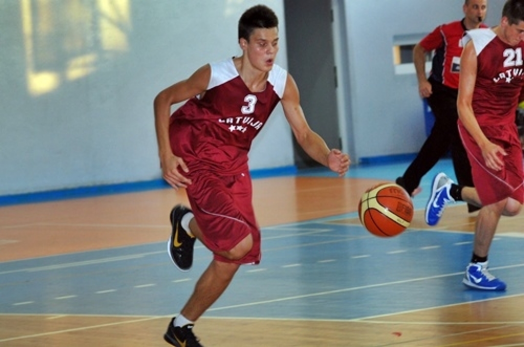 Latvijas U-16 izlases basketbolisti 5. jūlija vakarā Bauskā, sporta namā «Mēmele», pārliecinoši sagrāva Somijas līdzaudžus ar rezultātu 79:49. Bet otrajā spēlē 6. jūlija vakarā Latvijas izlase Bauskā zaudēja somiem ar 59:67.
Izlasi spēlēm...
Autors: Uldis Varnevičs