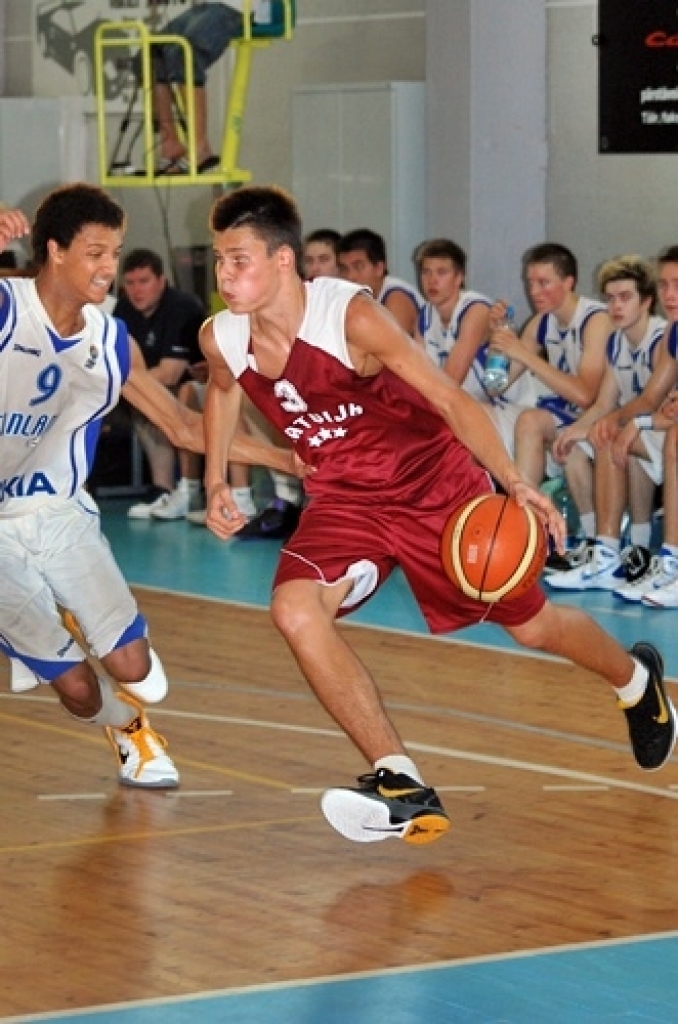 Latvijas U-16 izlases basketbolisti 5. jūlija vakarā Bauskā, sporta namā «Mēmele», pārliecinoši sagrāva Somijas līdzaudžus ar rezultātu 79:49. Bet otrajā spēlē 6. jūlija vakarā Latvijas izlase Bauskā zaudēja somiem ar 59:67.
Izlasi spēlēm...
Autors: Uldis Varnevičs