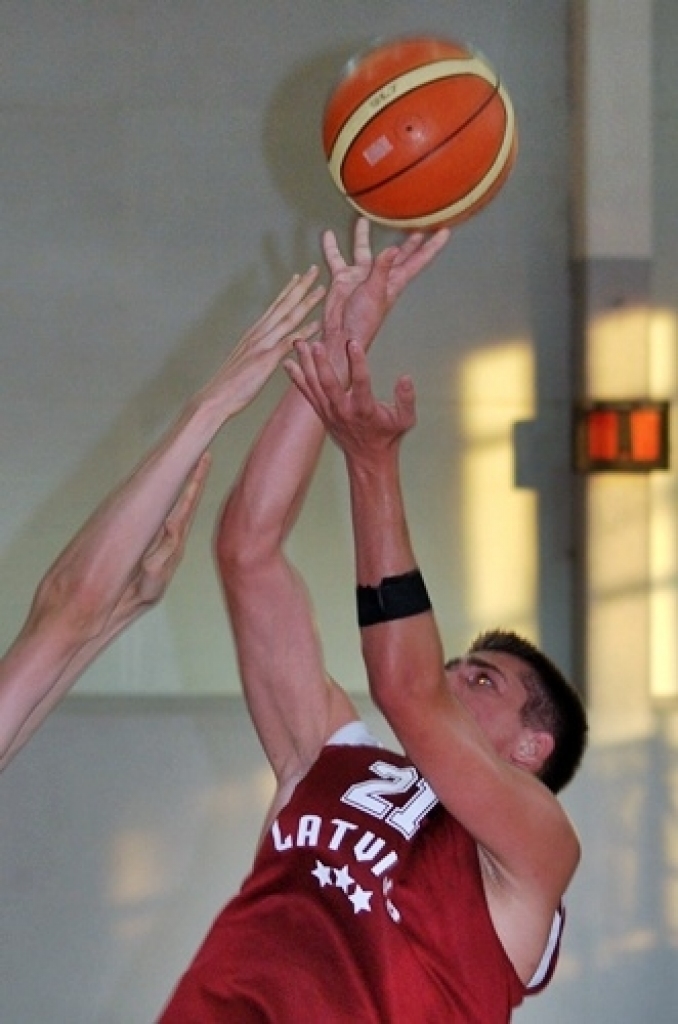 Latvijas U-16 izlases basketbolisti 5. jūlija vakarā Bauskā, sporta namā «Mēmele», pārliecinoši sagrāva Somijas līdzaudžus ar rezultātu 79:49. Bet otrajā spēlē 6. jūlija vakarā Latvijas izlase Bauskā zaudēja somiem ar 59:67.
Izlasi spēlēm...
Autors: Uldis Varnevičs