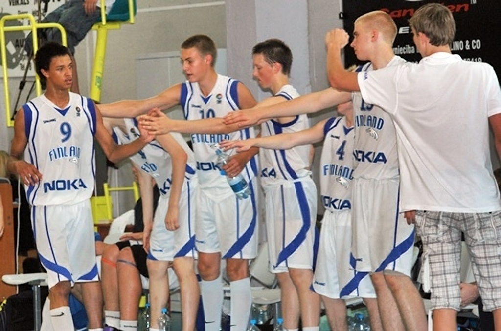 Latvijas U-16 izlases basketbolisti 5. jūlija vakarā Bauskā, sporta namā «Mēmele», pārliecinoši sagrāva Somijas līdzaudžus ar rezultātu 79:49. Bet otrajā spēlē 6. jūlija vakarā Latvijas izlase Bauskā zaudēja somiem ar 59:67.
Izlasi spēlēm...
Autors: Uldis Varnevičs