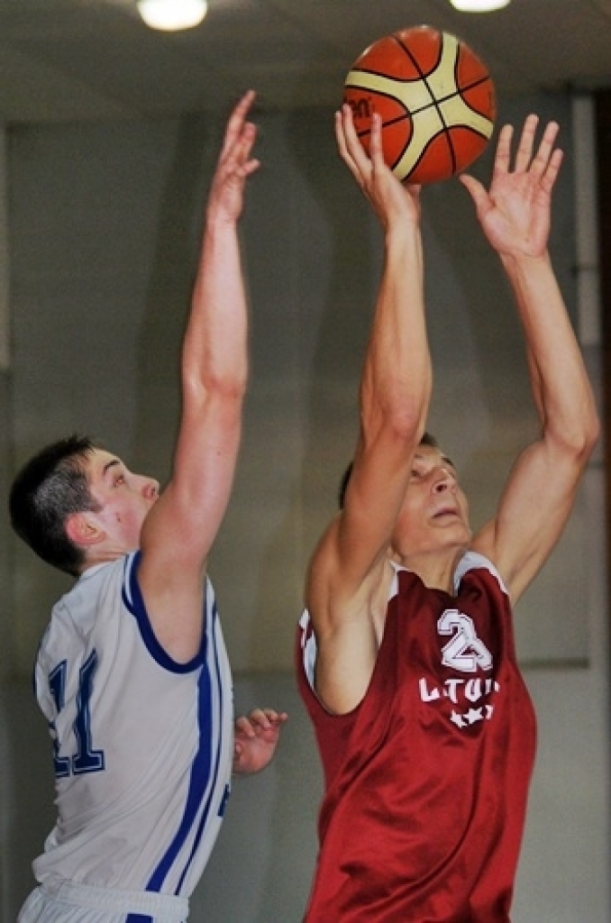 Latvijas U-16 izlases basketbolisti 5. jūlija vakarā Bauskā, sporta namā «Mēmele», pārliecinoši sagrāva Somijas līdzaudžus ar rezultātu 79:49. Bet otrajā spēlē 6. jūlija vakarā Latvijas izlase Bauskā zaudēja somiem ar 59:67.
Izlasi spēlēm...
Autors: Uldis Varnevičs
