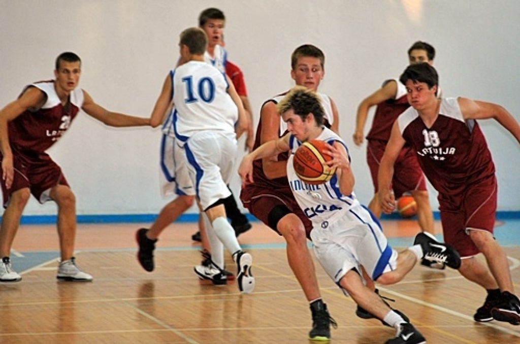 Latvijas U-16 izlases basketbolisti 5. jūlija vakarā Bauskā, sporta namā «Mēmele», pārliecinoši sagrāva Somijas līdzaudžus ar rezultātu 79:49. Bet otrajā spēlē 6. jūlija vakarā Latvijas izlase Bauskā zaudēja somiem ar 59:67.
Izlasi spēlēm...
Autors: Uldis Varnevičs