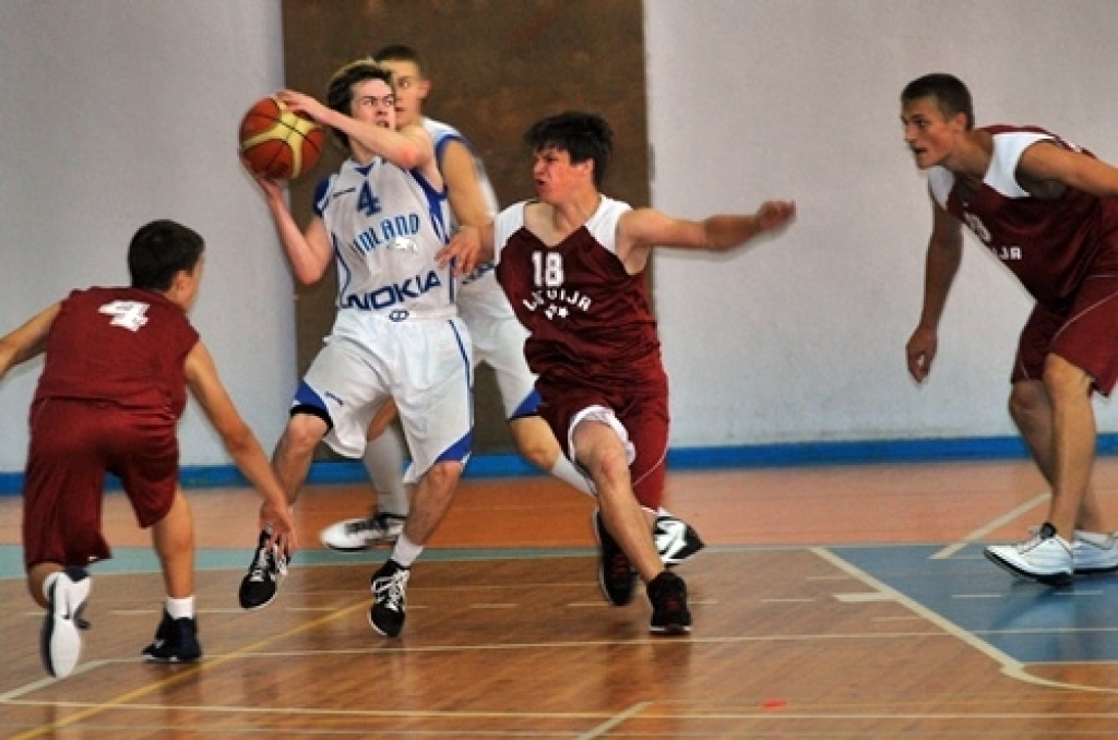 Latvijas U-16 izlases basketbolisti 5. jūlija vakarā Bauskā, sporta namā «Mēmele», pārliecinoši sagrāva Somijas līdzaudžus ar rezultātu 79:49. Bet otrajā spēlē 6. jūlija vakarā Latvijas izlase Bauskā zaudēja somiem ar 59:67.
Izlasi spēlēm...
Autors: Uldis Varnevičs