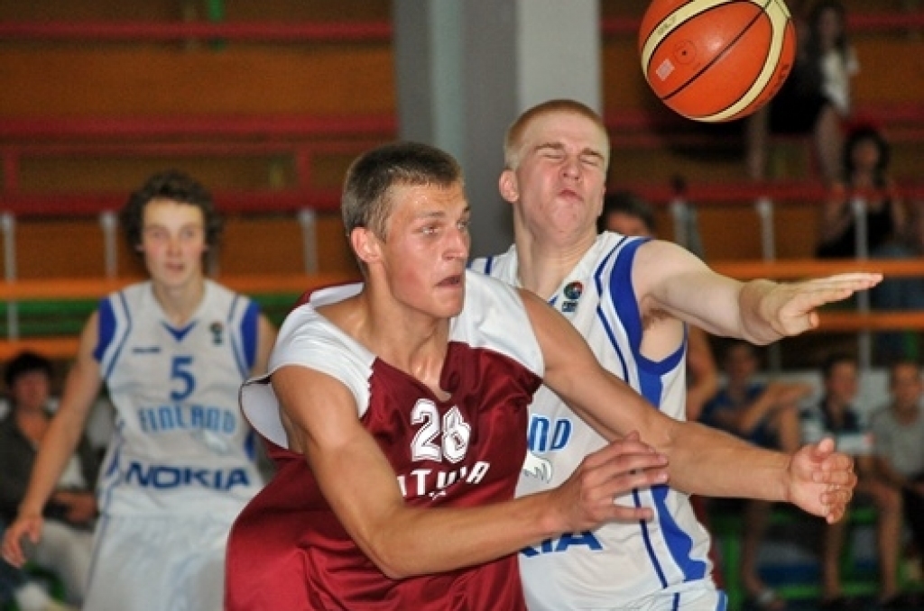 Latvijas U-16 izlases basketbolisti 5. jūlija vakarā Bauskā, sporta namā «Mēmele», pārliecinoši sagrāva Somijas līdzaudžus ar rezultātu 79:49. Bet otrajā spēlē 6. jūlija vakarā Latvijas izlase Bauskā zaudēja somiem ar 59:67.
Izlasi spēlēm...
Autors: Uldis Varnevičs