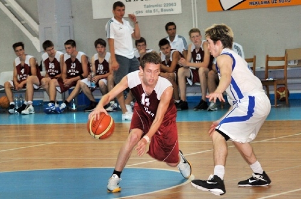 Latvijas U-16 izlases basketbolisti 5. jūlija vakarā Bauskā, sporta namā «Mēmele», pārliecinoši sagrāva Somijas līdzaudžus ar rezultātu 79:49. Bet otrajā spēlē 6. jūlija vakarā Latvijas izlase Bauskā zaudēja somiem ar 59:67.
Izlasi spēlēm...
Autors: Uldis Varnevičs