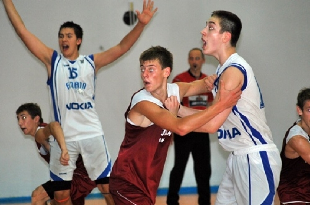 Latvijas U-16 izlases basketbolisti 5. jūlija vakarā Bauskā, sporta namā «Mēmele», pārliecinoši sagrāva Somijas līdzaudžus ar rezultātu 79:49. Bet otrajā spēlē 6. jūlija vakarā Latvijas izlase Bauskā zaudēja somiem ar 59:67.
Izlasi spēlēm...
Autors: Uldis Varnevičs