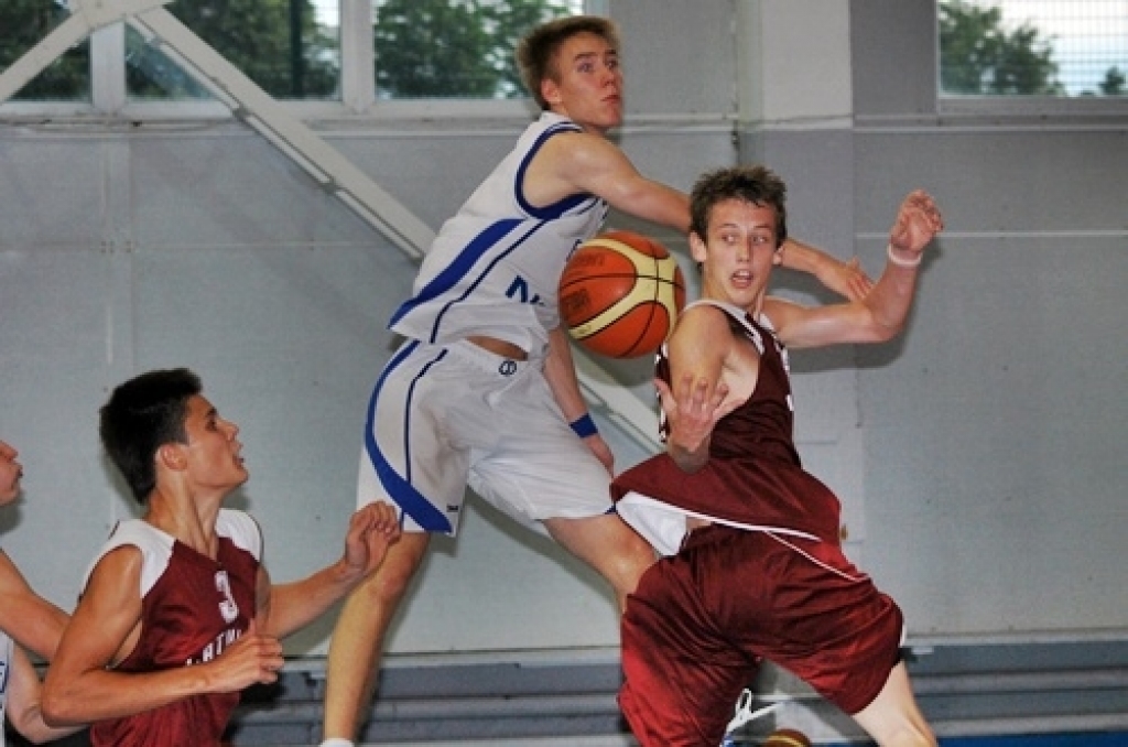 Latvijas U-16 izlases basketbolisti 5. jūlija vakarā Bauskā, sporta namā «Mēmele», pārliecinoši sagrāva Somijas līdzaudžus ar rezultātu 79:49. Bet otrajā spēlē 6. jūlija vakarā Latvijas izlase Bauskā zaudēja somiem ar 59:67.
Izlasi spēlēm...
Autors: Uldis Varnevičs