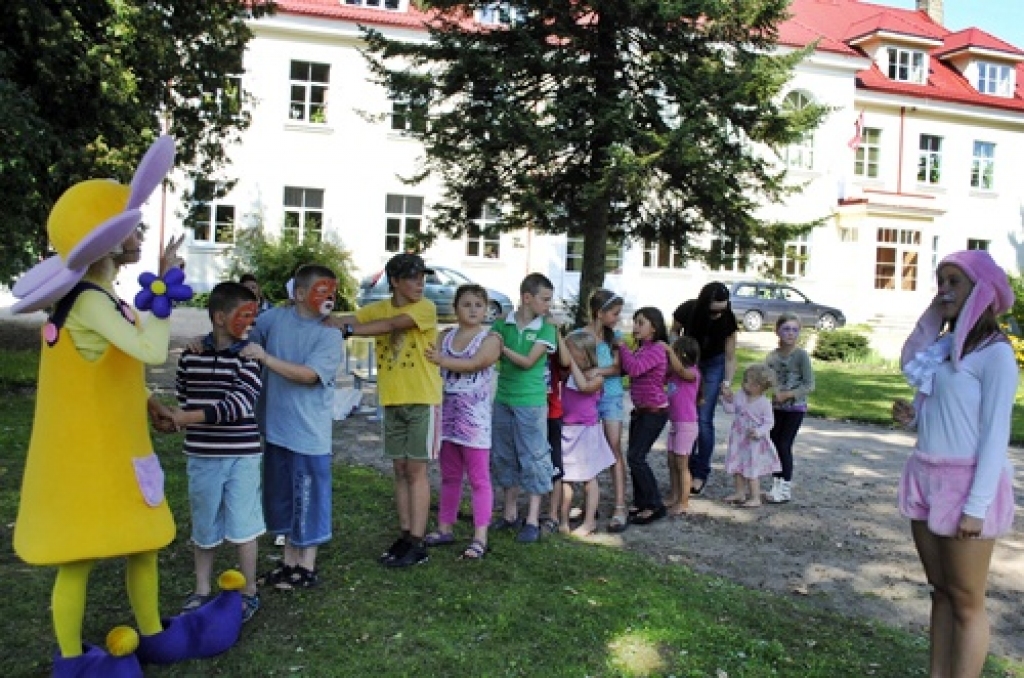 Stelpes pamatskolas sporta bāzē 27. augustā notika Stelpes pagasta sporta svētki. Par rezultātiem informē Vecumnieku un Stelpes pagasta sporta organizators Ivars Sproģis.
Tāllēkšanā no vietas labākie bija Rolands Plēsnieks un Diāna...
Autors: Uldis Varnevičs