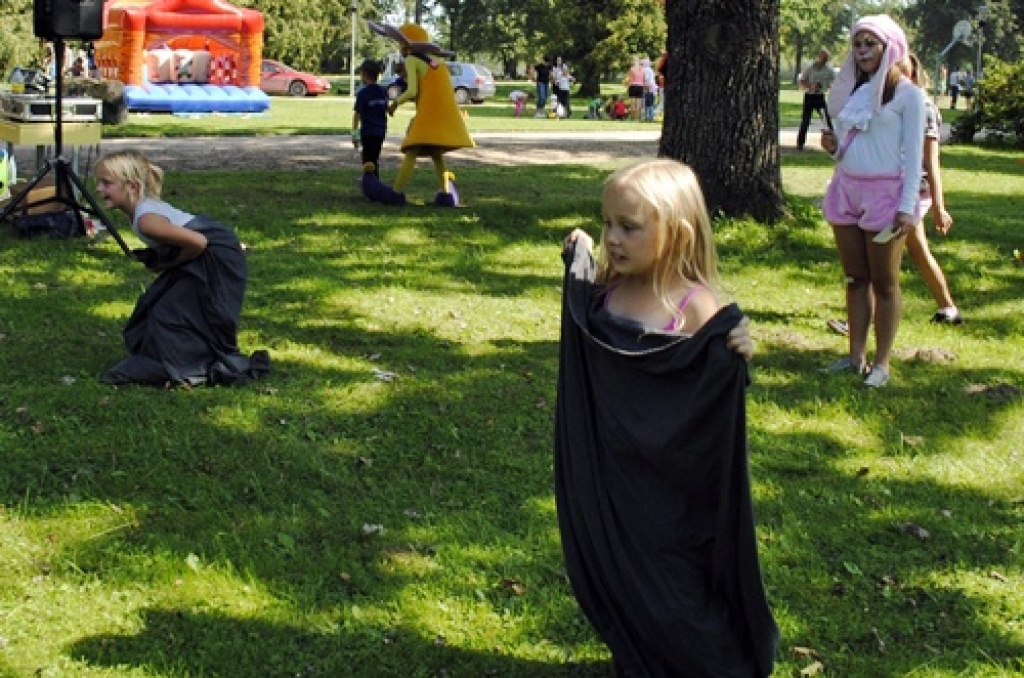 Stelpes pamatskolas sporta bāzē 27. augustā notika Stelpes pagasta sporta svētki. Par rezultātiem informē Vecumnieku un Stelpes pagasta sporta organizators Ivars Sproģis.
Tāllēkšanā no vietas labākie bija Rolands Plēsnieks un Diāna...
Autors: Uldis Varnevičs