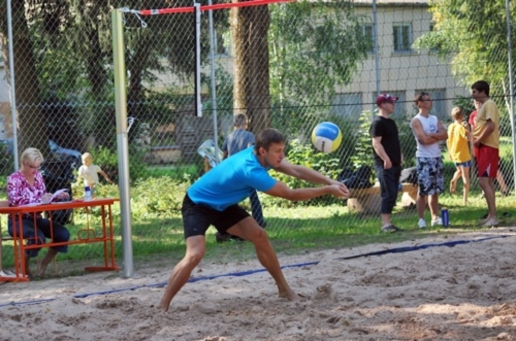 Vecsaules pagasta Zvaigznes ciemā 27. augustā notika pludmales volejbola laukumu atklāšana un sporta centra «Mēmele» kausa izcīņa pludmales volejbolā. 
Sporta centra kausa izcīņā iesaistījās trīs sieviešu, divas veterānu un divpadsmit...
Autors: Uldis Varnevičs