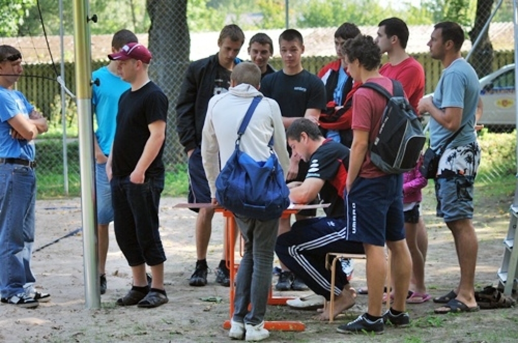 Vecsaules pagasta Zvaigznes ciemā 27. augustā notika pludmales volejbola laukumu atklāšana un sporta centra «Mēmele» kausa izcīņa pludmales volejbolā.
Sporta centra kausa izcīņā iesaistījās trīs sieviešu, divas veterānu un divpadsmit...
Autors: Uldis Varnevičs