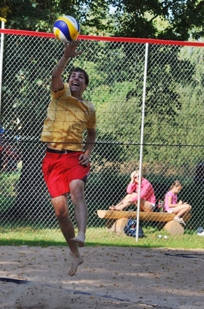 Vecsaules pagasta Zvaigznes ciemā 27. augustā notika pludmales volejbola laukumu atklāšana un sporta centra «Mēmele» kausa izcīņa pludmales volejbolā.
Sporta centra kausa izcīņā iesaistījās trīs sieviešu, divas veterānu un divpadsmit...
Autors: Uldis Varnevičs