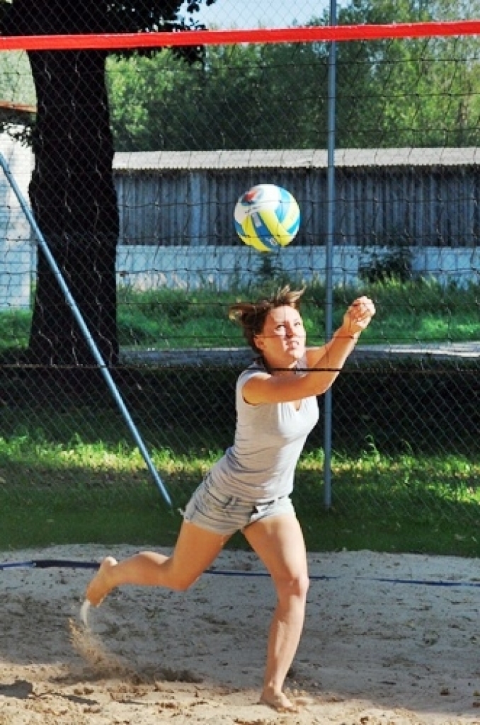 Vecsaules pagasta Zvaigznes ciemā 27. augustā notika pludmales volejbola laukumu atklāšana un sporta centra «Mēmele» kausa izcīņa pludmales volejbolā.
Sporta centra kausa izcīņā iesaistījās trīs sieviešu, divas veterānu un divpadsmit...
Autors: Uldis Varnevičs
