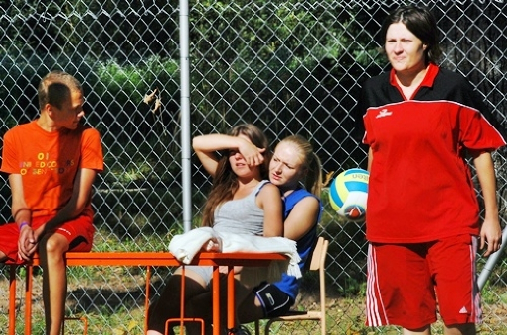 Vecsaules pagasta Zvaigznes ciemā 27. augustā notika pludmales volejbola laukumu atklāšana un sporta centra «Mēmele» kausa izcīņa pludmales volejbolā.
Sporta centra kausa izcīņā iesaistījās trīs sieviešu, divas veterānu un divpadsmit...
Autors: Uldis Varnevičs