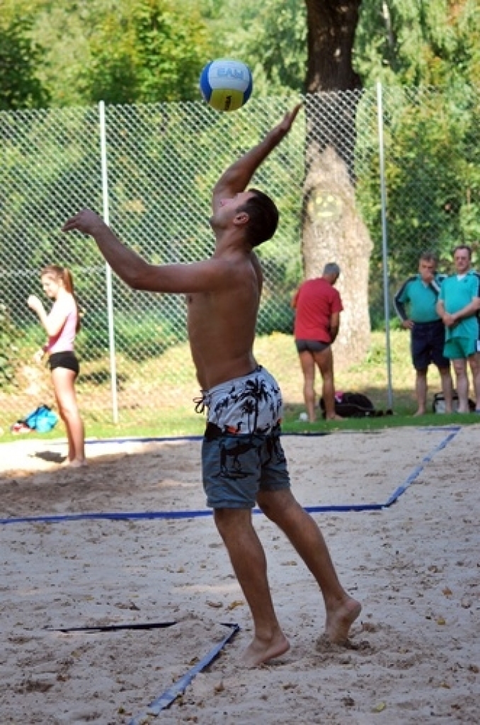 Vecsaules pagasta Zvaigznes ciemā 27. augustā notika pludmales volejbola laukumu atklāšana un sporta centra «Mēmele» kausa izcīņa pludmales volejbolā.
Sporta centra kausa izcīņā iesaistījās trīs sieviešu, divas veterānu un divpadsmit...
Autors: Uldis Varnevičs