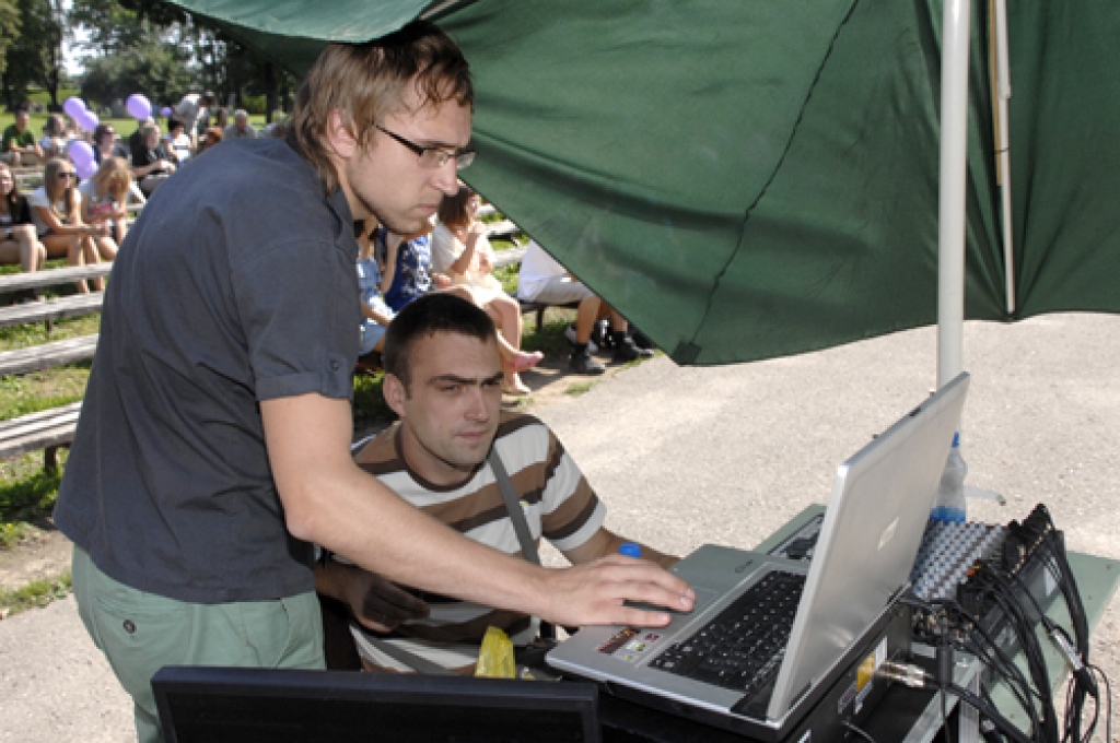 Bauskas pilskalna estrādē piektdien, 26. augustā, pāris simtu dažāda vecuma cilvēku Bauskas novada pirmajā jauniešu dienā «Mēs... 2011» baudīja daudzveidīgu programmu vairāku stundu garumā.
Jaunieši vēroja priekšnesumus, iesaistījās...
Autors: Ivars Bogdanovs