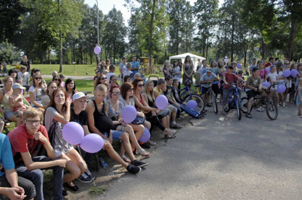 Bauskas pilskalna estrādē piektdien, 26. augustā, pāris simtu dažāda vecuma cilvēku Bauskas novada pirmajā jauniešu dienā «Mēs... 2011» baudīja daudzveidīgu programmu vairāku stundu garumā.
Jaunieši vēroja priekšnesumus, iesaistījās...
Autors: Ivars Bogdanovs