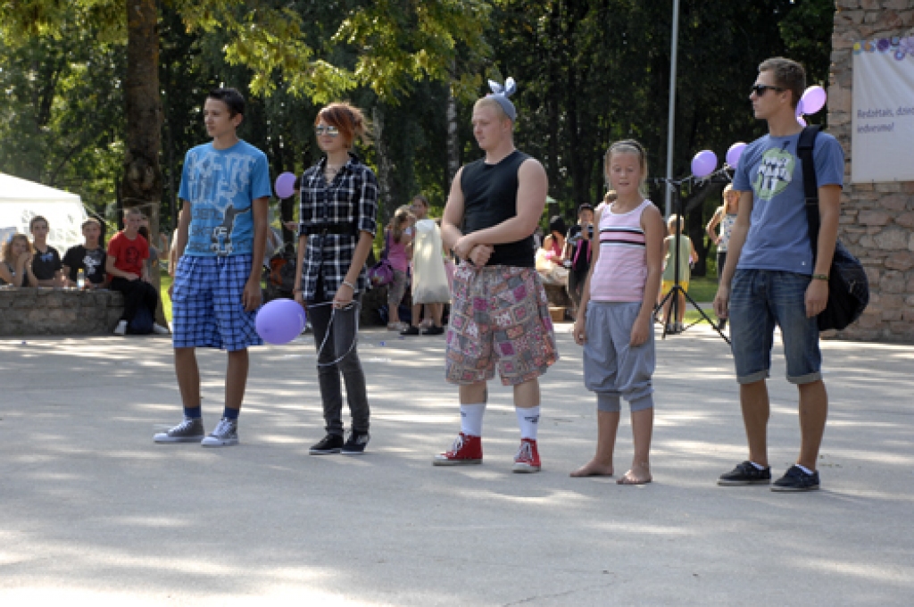 Bauskas pilskalna estrādē piektdien, 26. augustā, pāris simtu dažāda vecuma cilvēku Bauskas novada pirmajā jauniešu dienā «Mēs... 2011» baudīja daudzveidīgu programmu vairāku stundu garumā.
Jaunieši vēroja priekšnesumus, iesaistījās...
Autors: Ivars Bogdanovs