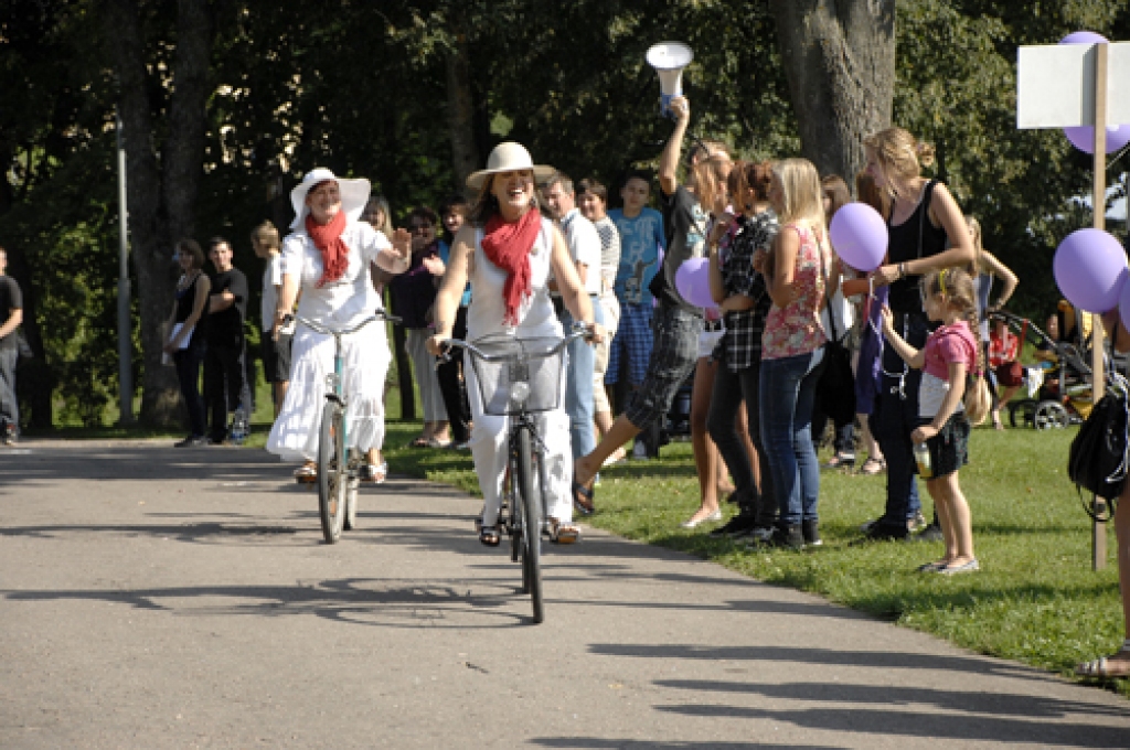 Bauskas pilskalna estrādē piektdien, 26. augustā, pāris simtu dažāda vecuma cilvēku Bauskas novada pirmajā jauniešu dienā «Mēs... 2011» baudīja daudzveidīgu programmu vairāku stundu garumā.
Jaunieši vēroja priekšnesumus, iesaistījās...
Autors: Ivars Bogdanovs