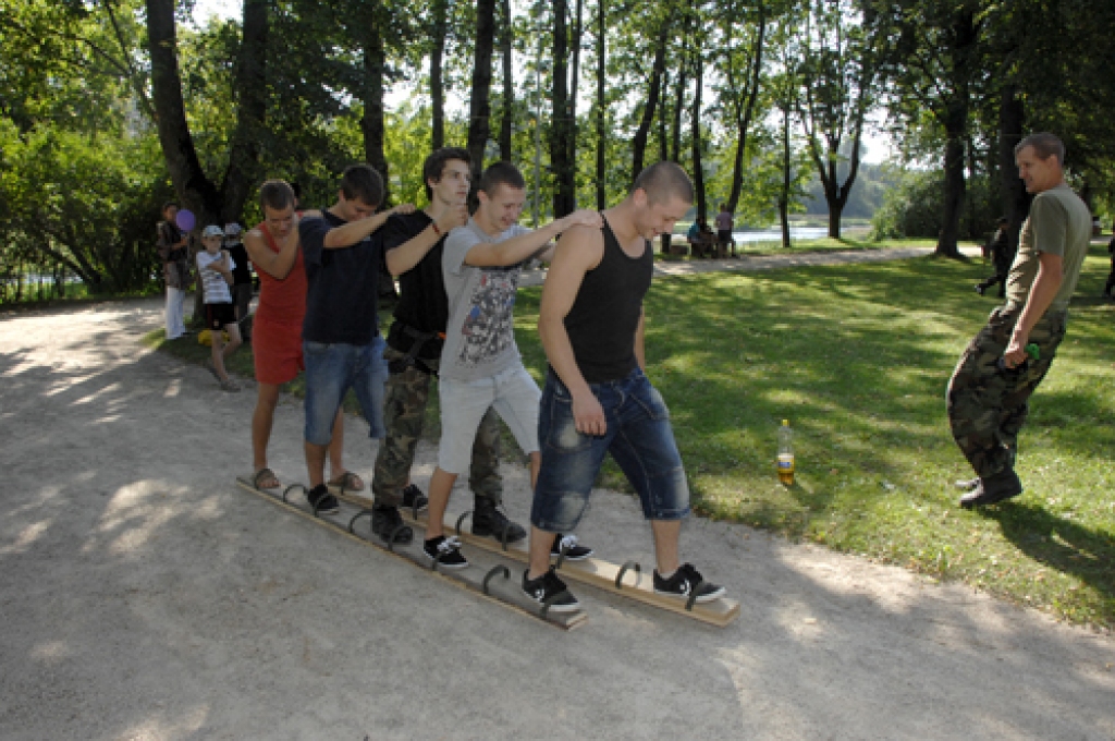 Bauskas pilskalna estrādē piektdien, 26. augustā, pāris simtu dažāda vecuma cilvēku Bauskas novada pirmajā jauniešu dienā «Mēs... 2011» baudīja daudzveidīgu programmu vairāku stundu garumā.
Jaunieši vēroja priekšnesumus, iesaistījās...
Autors: Ivars Bogdanovs
