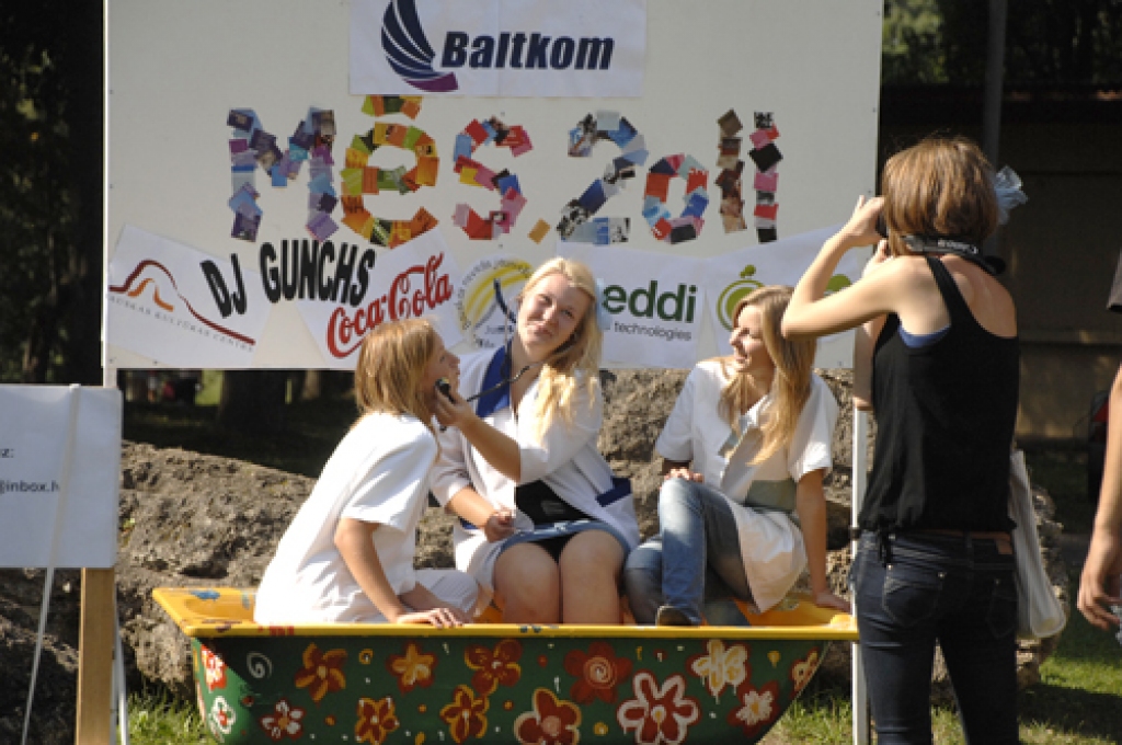 Bauskas pilskalna estrādē piektdien, 26. augustā, pāris simtu dažāda vecuma cilvēku Bauskas novada pirmajā jauniešu dienā «Mēs... 2011» baudīja daudzveidīgu programmu vairāku stundu garumā.
Jaunieši vēroja priekšnesumus, iesaistījās...
Autors: Ivars Bogdanovs
