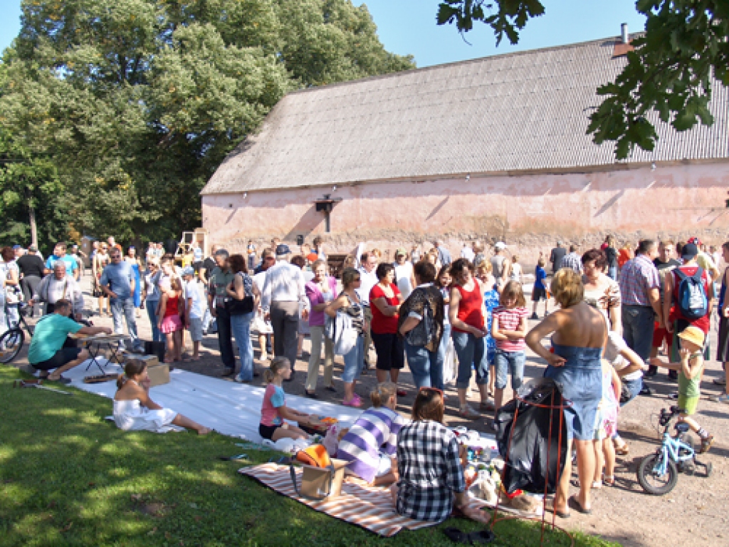 Iecavas pirmais krāmu tirdziņš sestdien, 27. augustā, pulcēja teju 20 tirgotāju un vairāk nekā 100 apmeklētāju, kas aktīvi piedalījās biedrības «Arhīvs» rīkotajās sportiskajās izklaidēs.