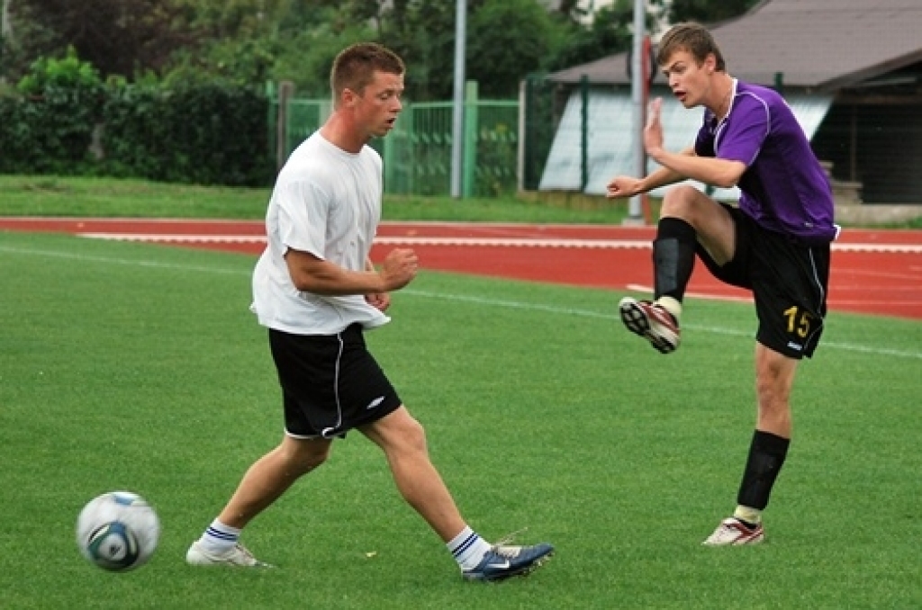 Šīs nedēļas nogalē risināsies Bauskas novada atklātā futbola čempionāts. Tā kā frisbija spēļu laikā lielā lietus dēļ stipri cieta laukuma zāliens, futbolistiem bija pusotras nedēļas pārtraukums. Tagad kājbumbas spēlētāji gatavojas...
Autors: Uldis Varnevičs